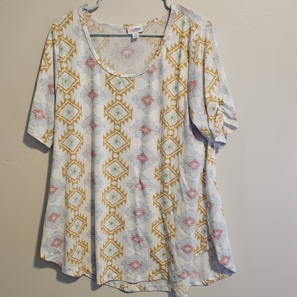 LuLaRoe te shirt.